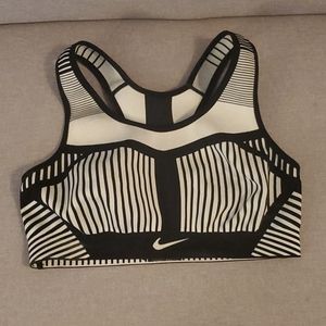 Nike Flyknit FE/NOM sports bra